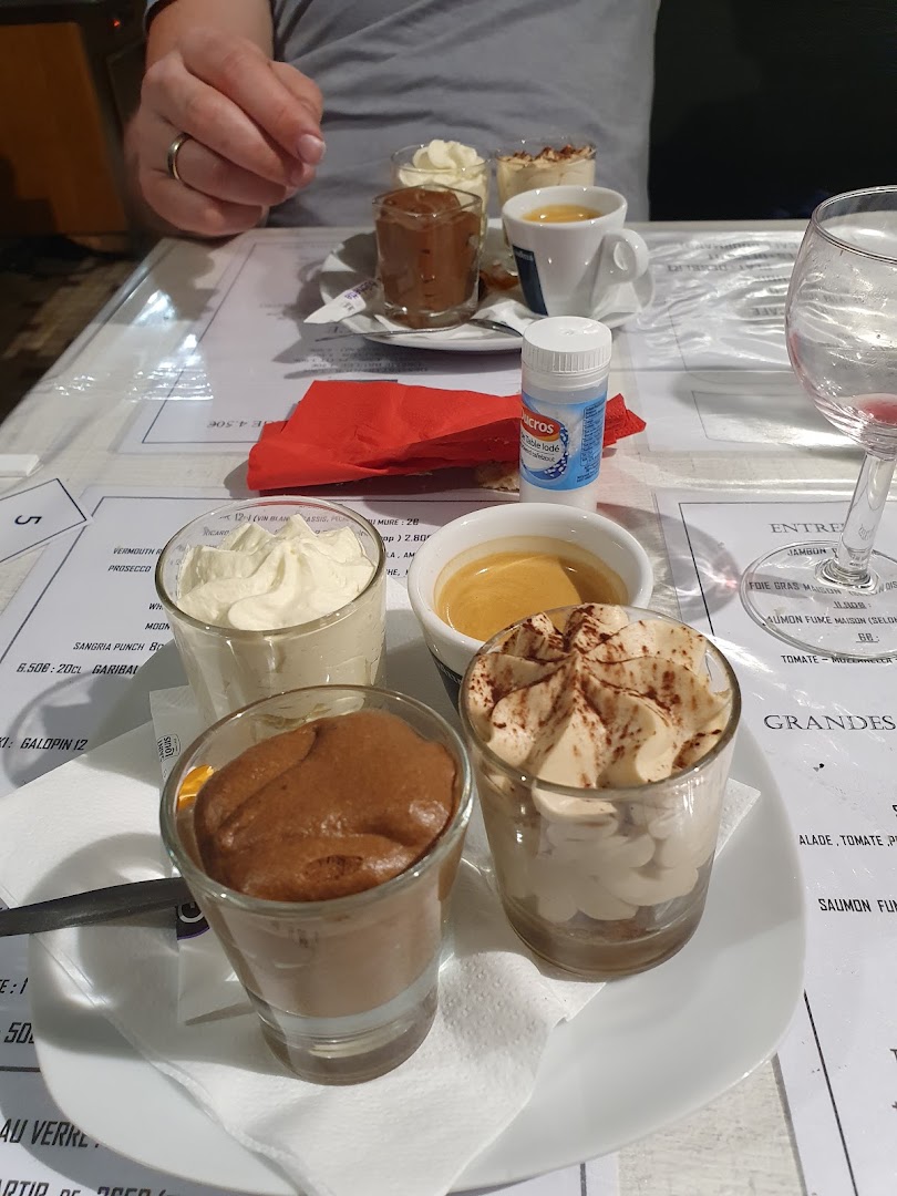 Des cafés et desserts servis en fin de repas