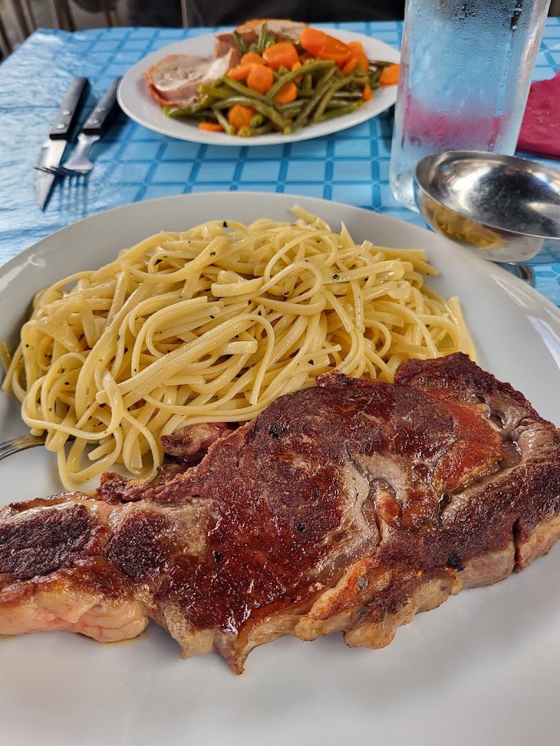 Une entrecôte grillée servie avec des pâtes