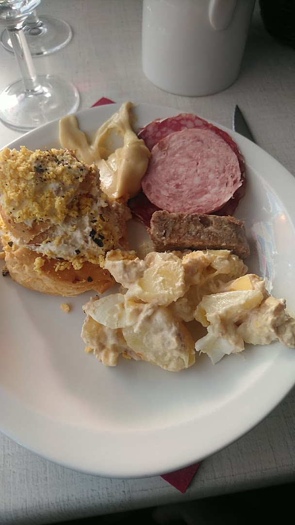 Une assiette de charcuteries et préparations froides