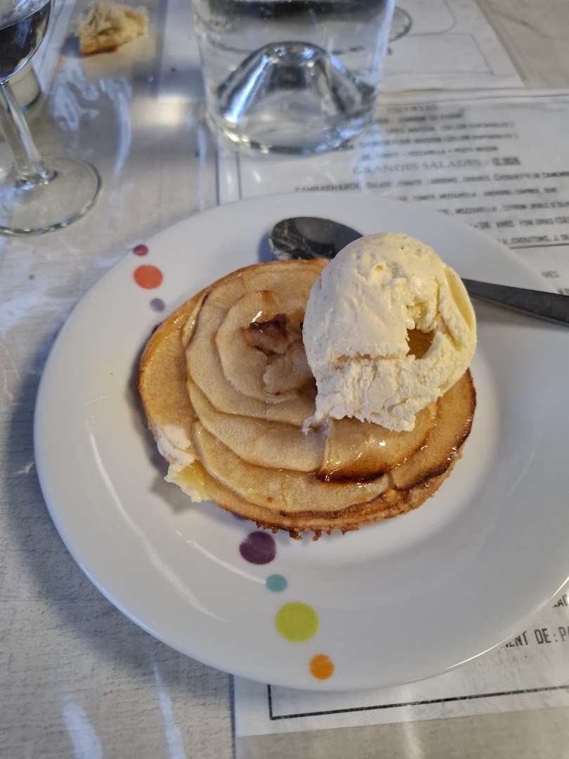 Une tarte fine aux pommes avec glace vanille